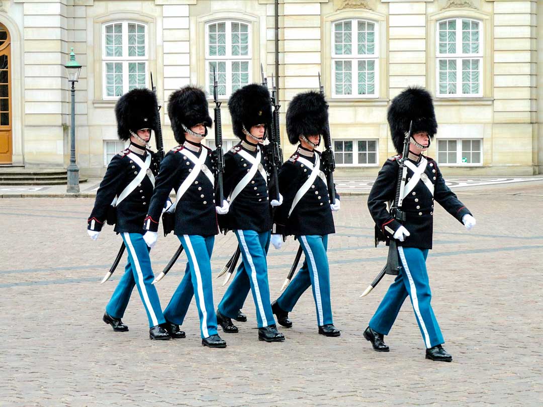 koenigliche garde von schloss amalienborg in kopenhagen daenemark koenigliche garde von schloss amalienborg in kopenhagen daenemark