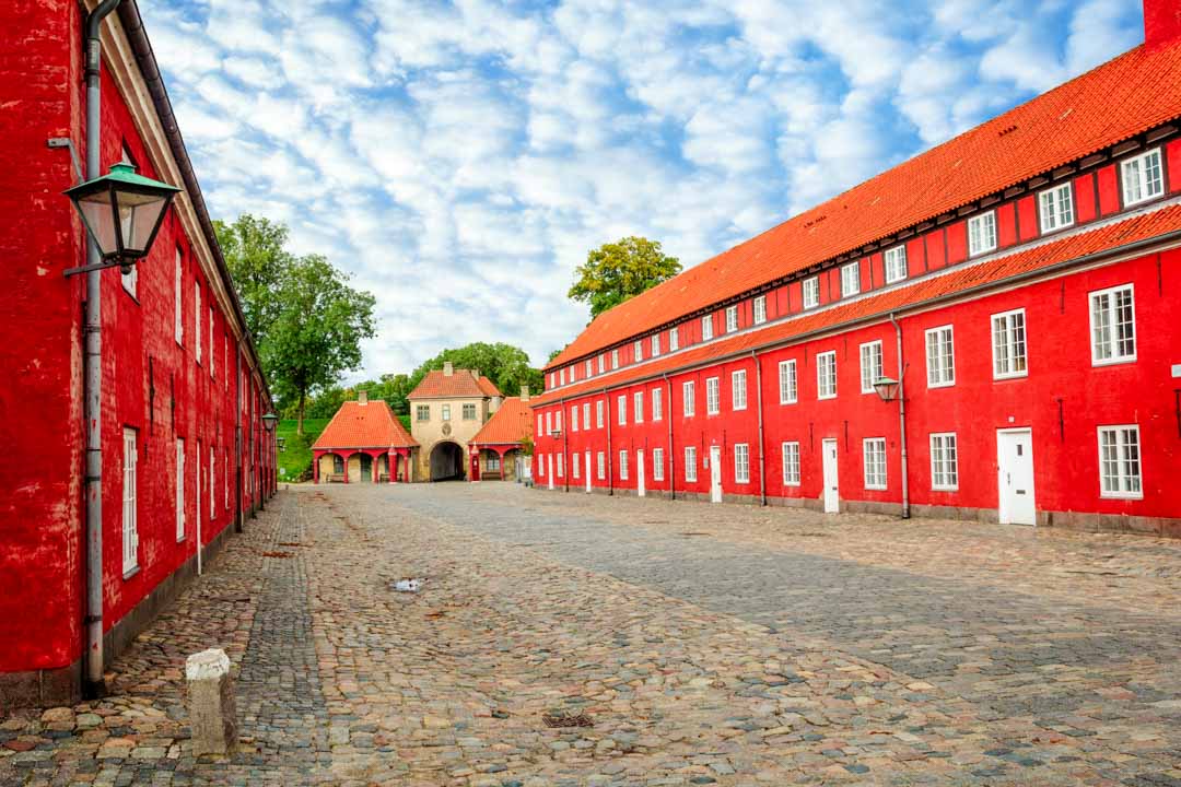 rote lagerhaeuser im kastellet von kopenhagen daenemark rote lagerhaeuser im kastellet von kopenhagen daenemark