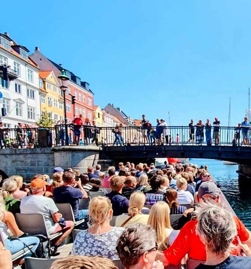 rundfahrt durch die engen kanaele in kopenhagen daenemark rundfahrt durch die engen kanaele in kopenhagen daenemark