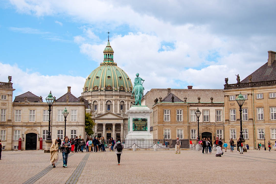 schloss amalienborg in kopenhagen daenemark schloss amalienborg in kopenhagen daenemark