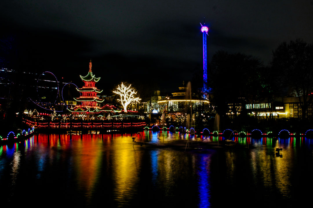 tivoli bei nacht in kopenhagen daenemark tivoli bei nacht in kopenhagen daenemark
