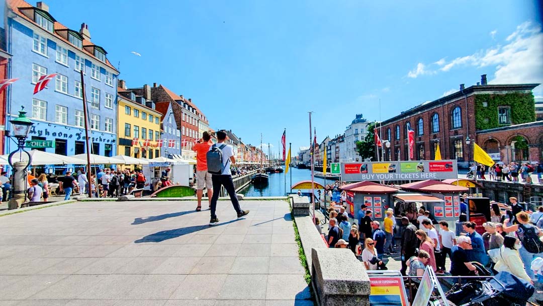 verkaufsstand fuer die kanalrundfahrten in kopenhagen daenemark verkaufsstand fuer die kanalrundfahrten in kopenhagen daenemark