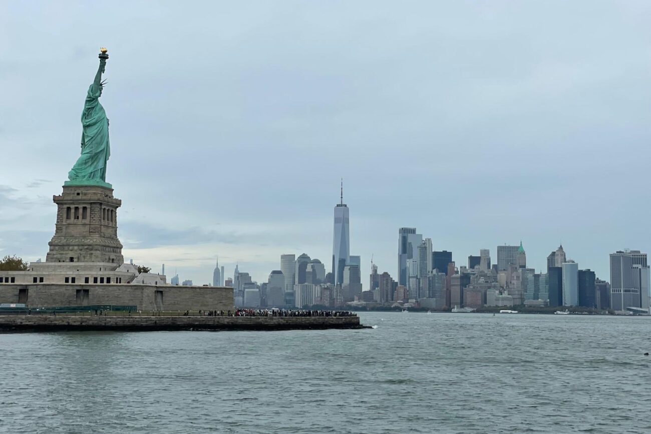 Freiheitsstatue mit Blick auf Manhattan