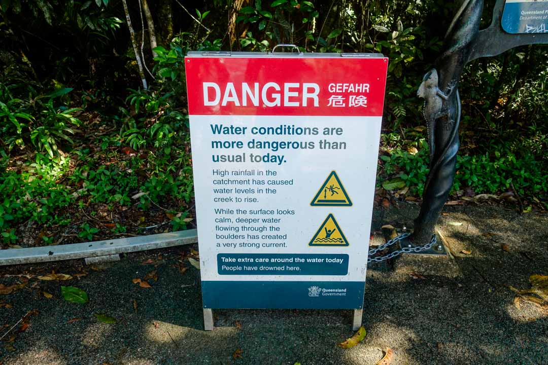 Australien Cairns Warnschild an der Mossman Gorge