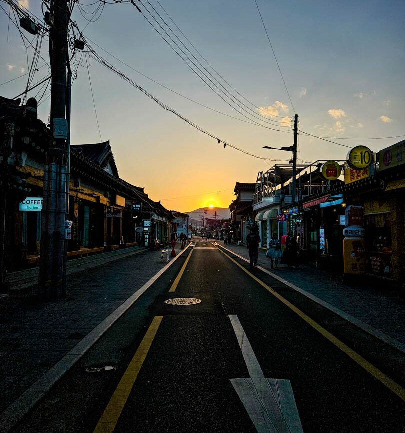 Südkorea Gyeongju Hauptstraße im Sonnenuntergang