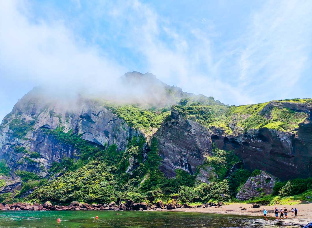 suedkorea jeju island seongsan ilchulbong in den wolken