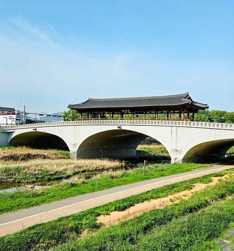 Südkorea Jeonju Brücke am Fluss
