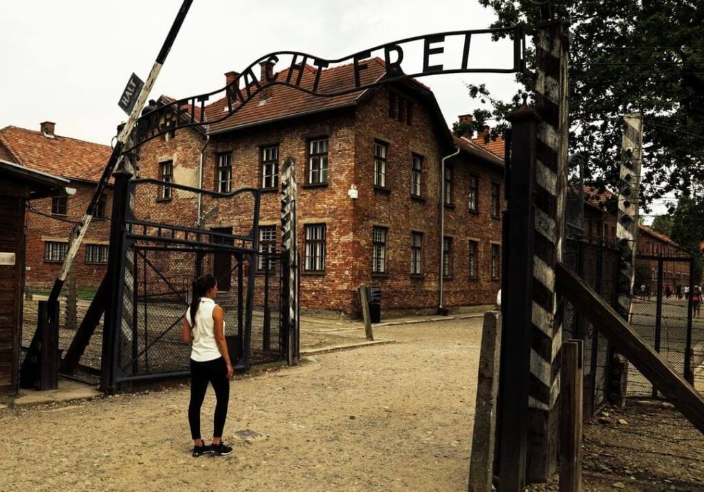 arbeit macht frei eingang