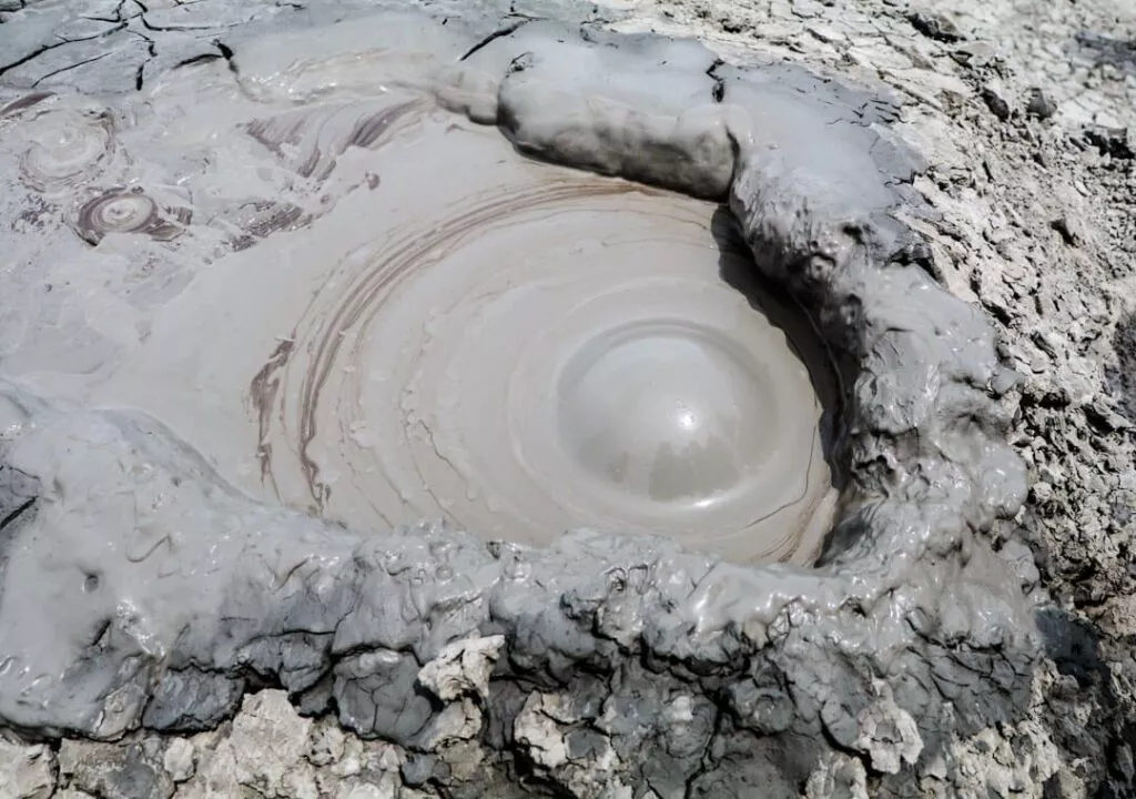 aserbaidschan mud vulcano krater