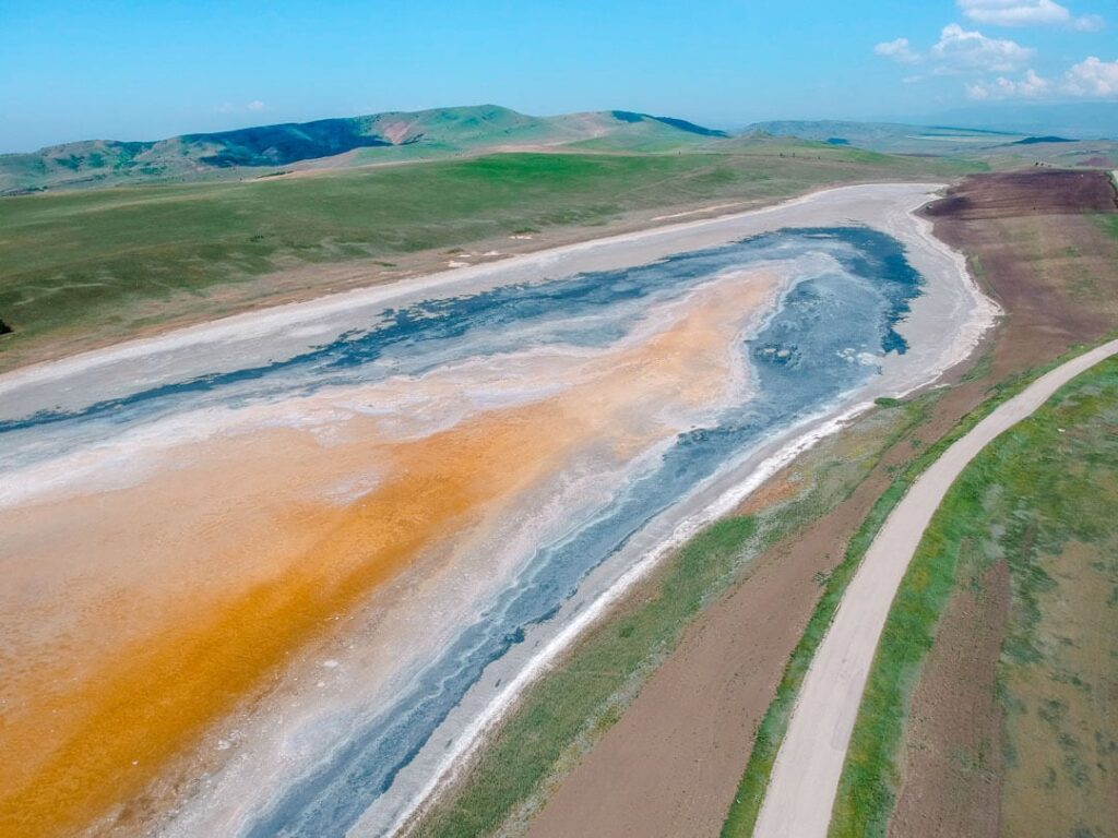 ausgetrockneter salzsee georgien