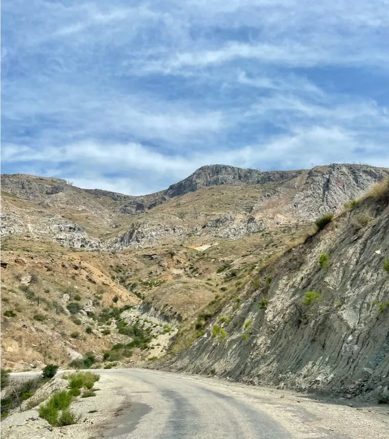 autofahren in den bergen von antalya in der tuerkei mit dem mietwagen