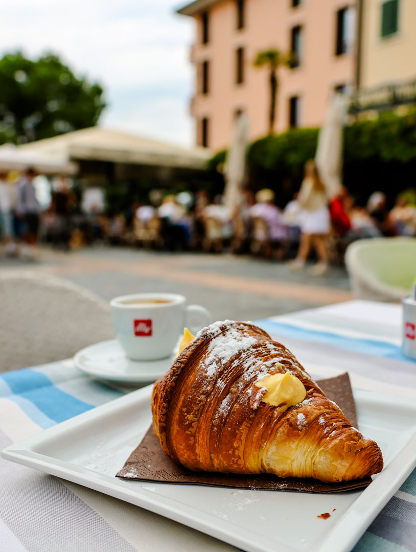 Croissant am Gardasee zum Frühstück
