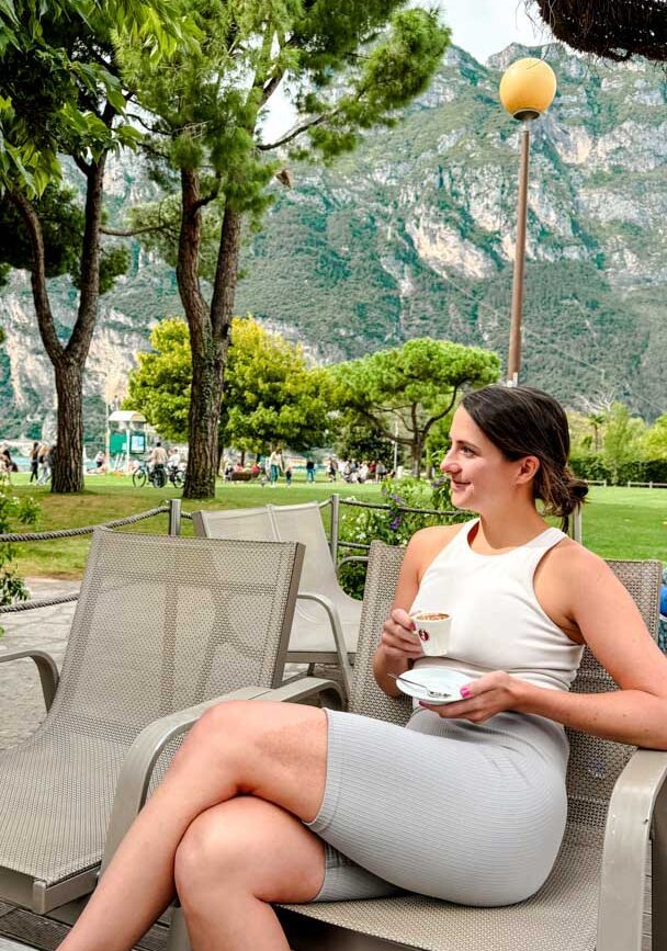 kaffee trinken in riva bei gardasee rundreise mit dem auto