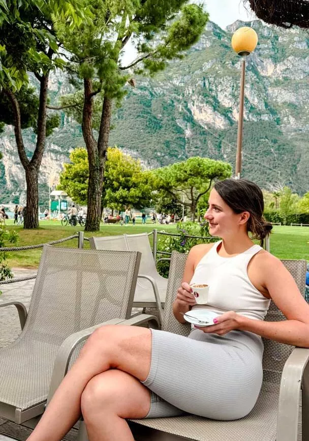 Kaffee trinken in Riva bei Gardasee Rundreise mit dem Auto