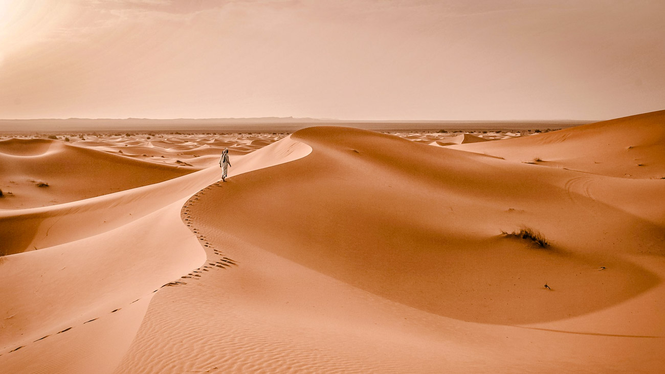 marokko erg chebbi mann auf duene marokko erg chebbi mann auf duene