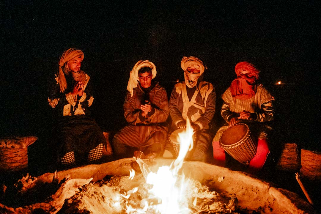 marokko erg chebbi wuestencamp musiker marokko erg chebbi wuestencamp musiker