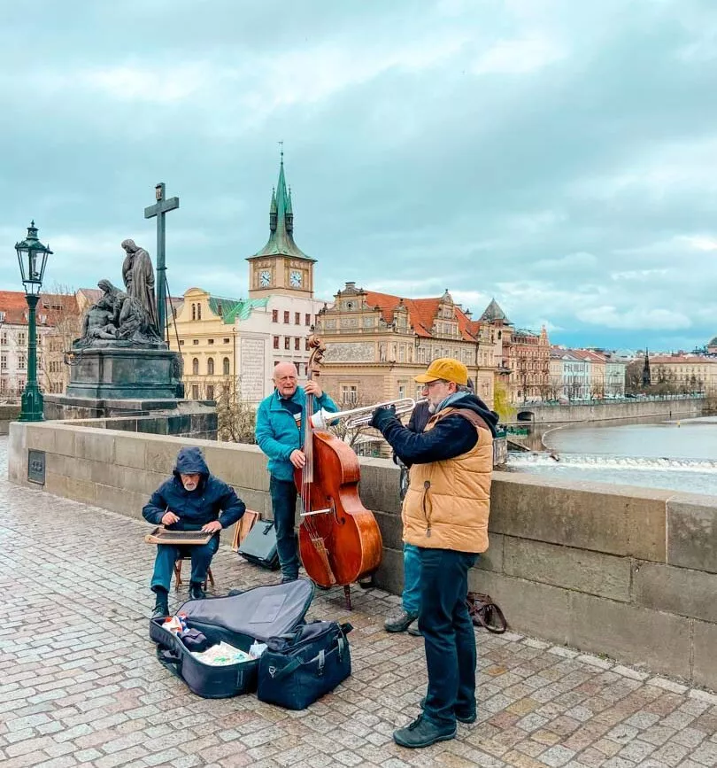 prag karlsbruecke musiker