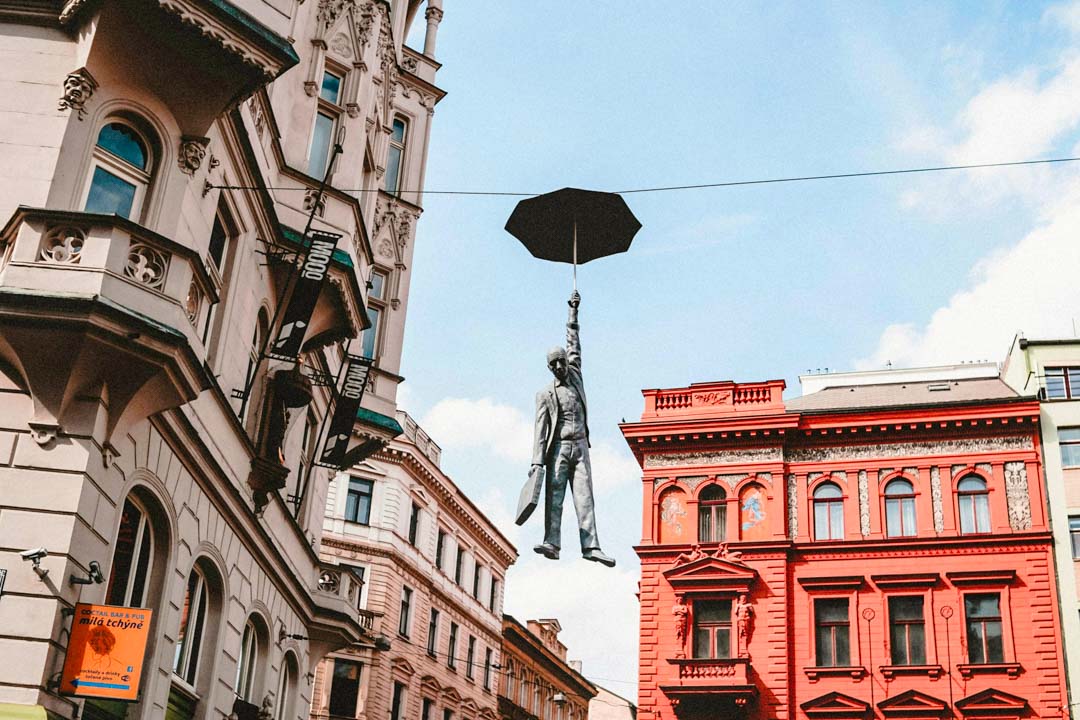 prag umbrella man Prag Titelbild