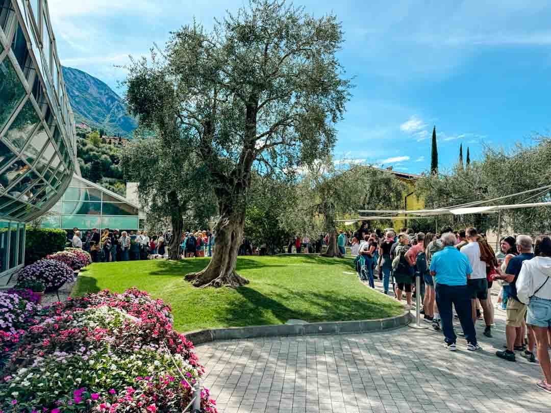 schlange fuer gondelbahn monte baldo schlange fuer gondelbahn monte baldo