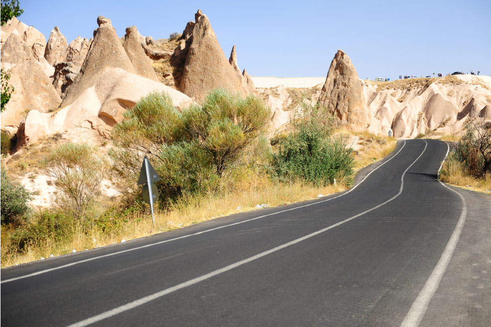 strassen in kappadokien in der tuerkei mit dem mietwagen