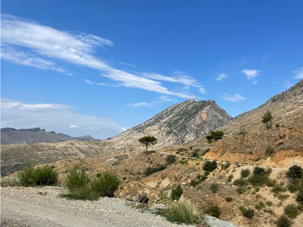 strassenverhaeltnisse in den bergen von antalya tuerkei mit dem mietwagen