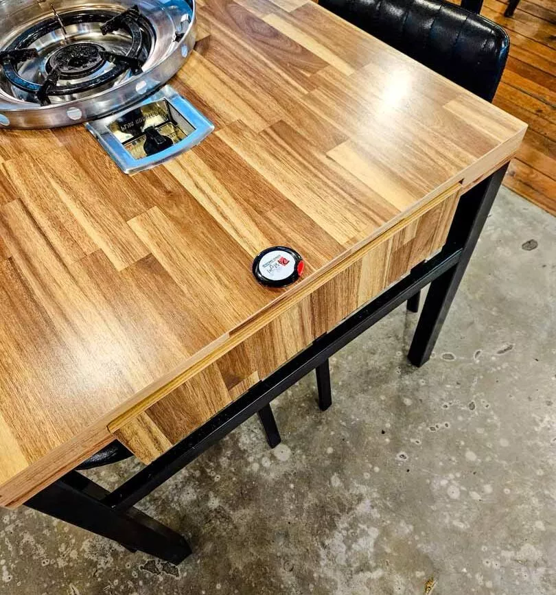 Suedkorea Knopf Am Tisch