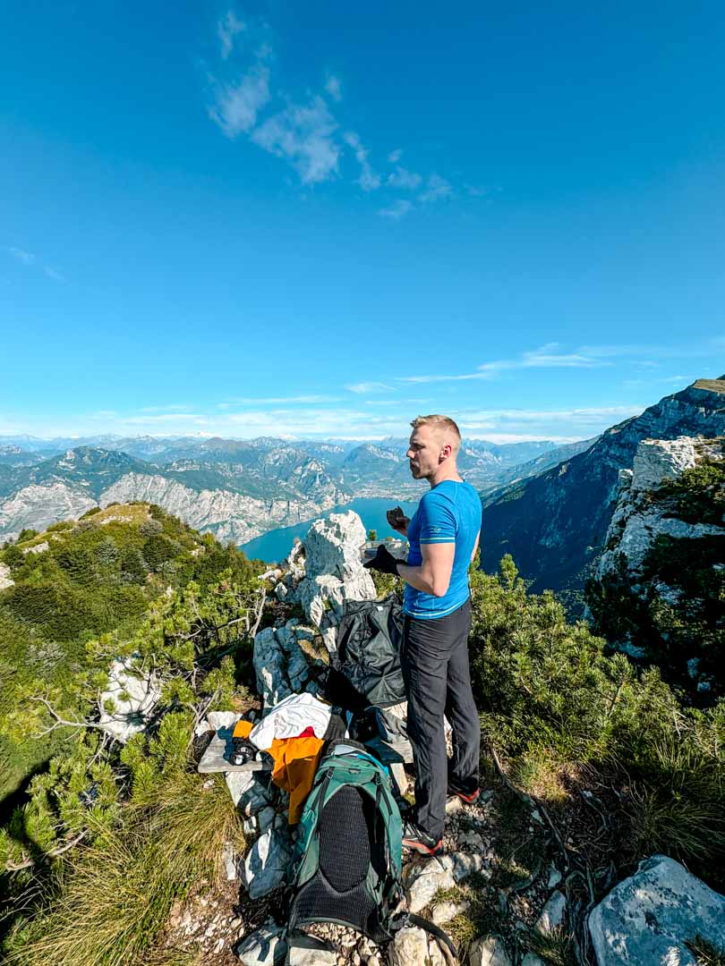 Wandern in der Sonne am Gardasee im September