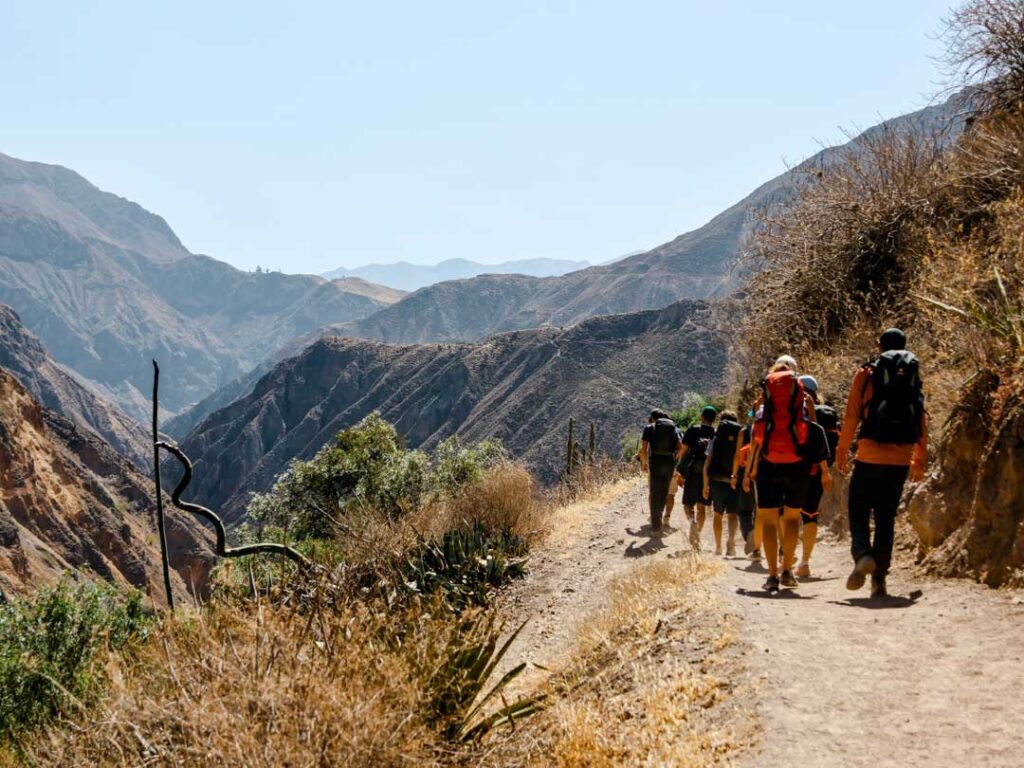 einfacher wanderweg waehrend des 2 day colca canyon treks
