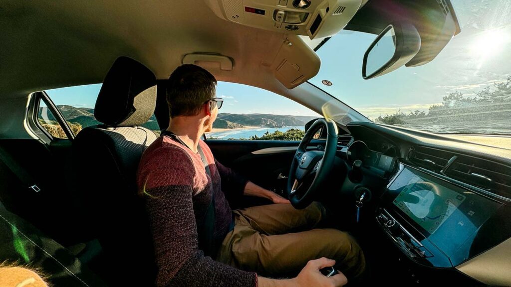 freiheitsgefuehl im mietwagen in portugal