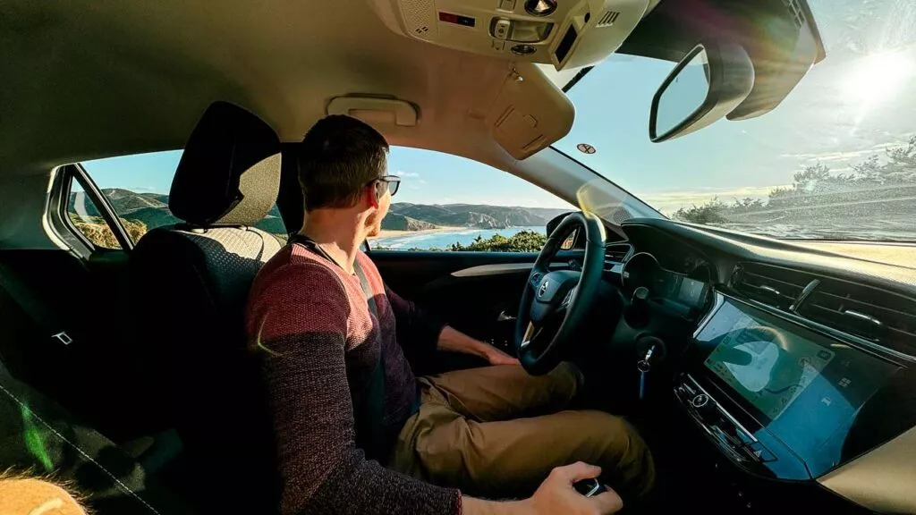 freiheitsgefuehl im mietwagen in portugal