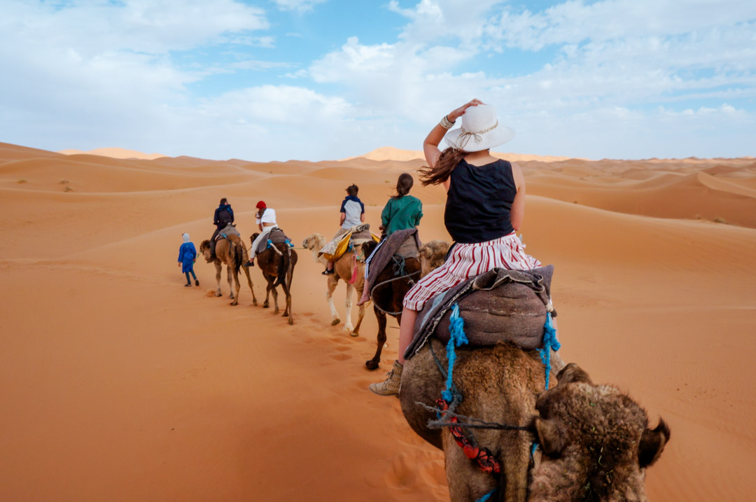 Marokko Erg Chebbi Wueste Kamelritt