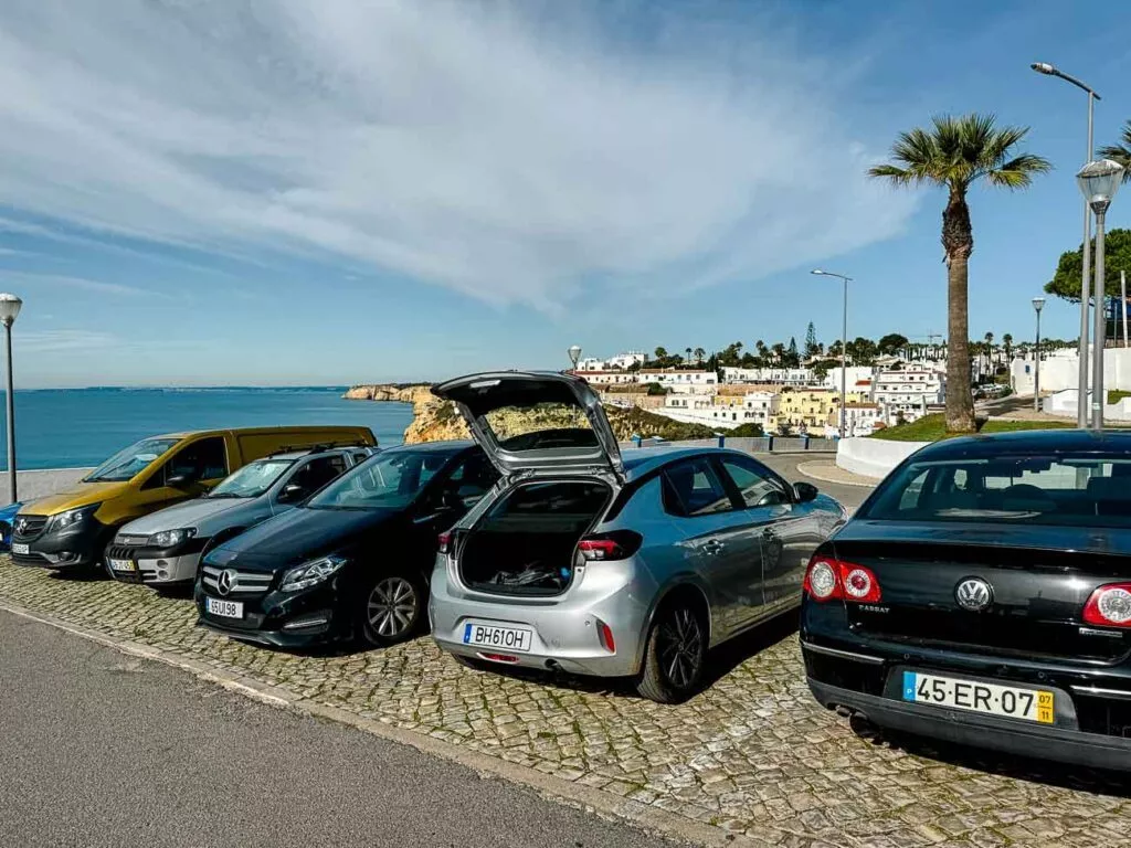 parken mit mietwagen an der algarve in portugal