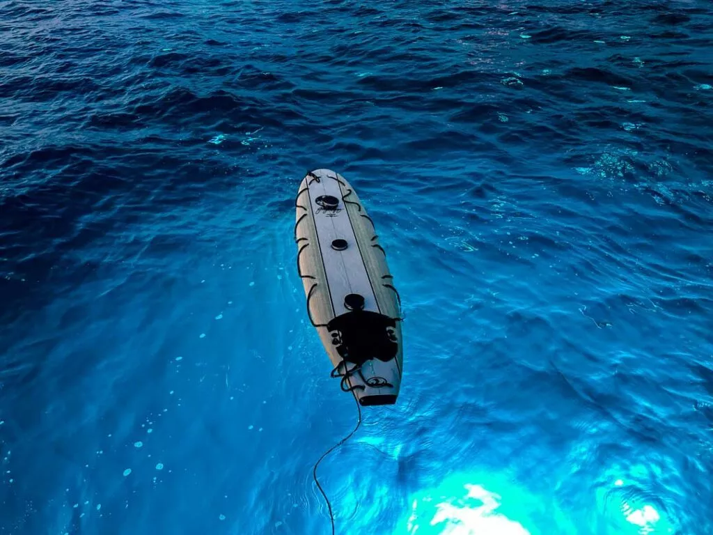 plattform an der man sich festhaelt beim schnorcheln