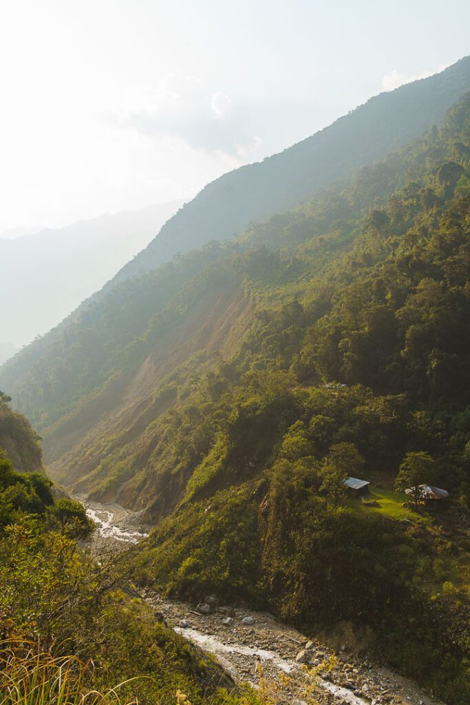 salkantay trek am fluss entlang
