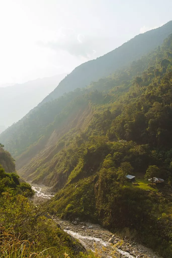 salkantay trek am fluss entlang