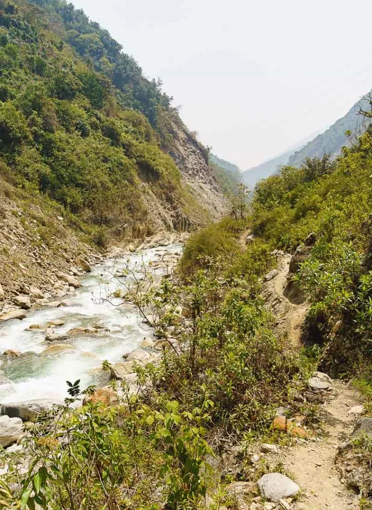 salkantay trek relativ flach entlang des flusses