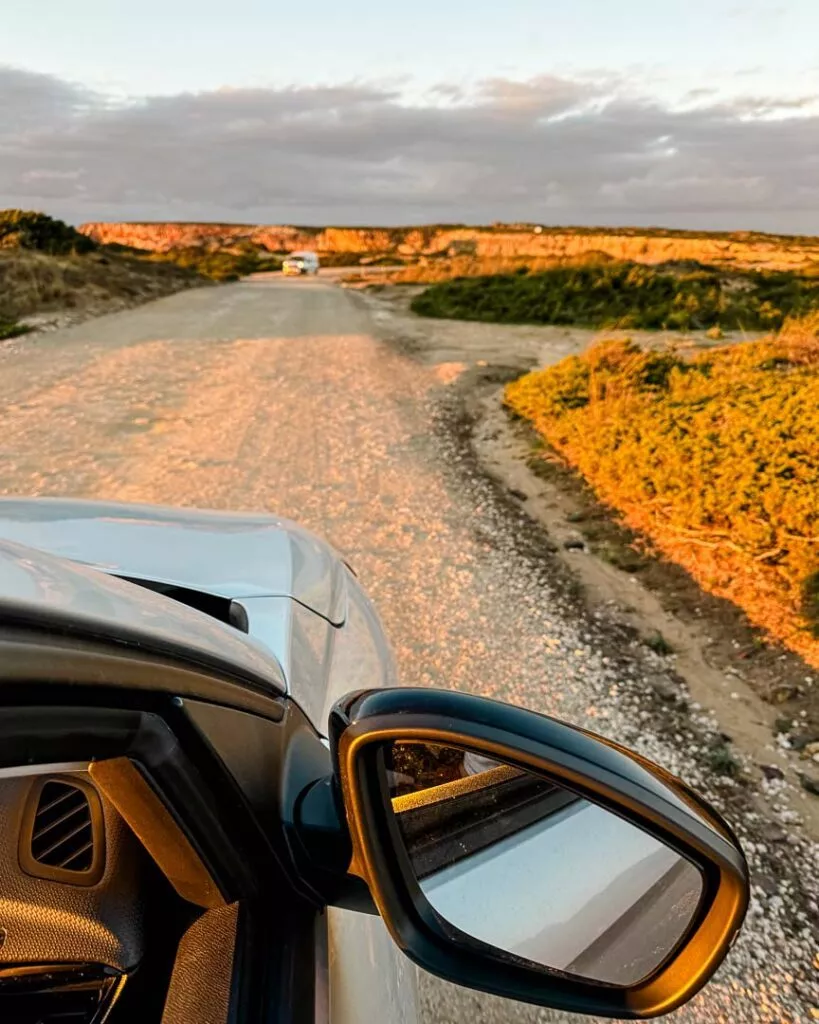 schotterstrasse zum strand in portugal mietwagen