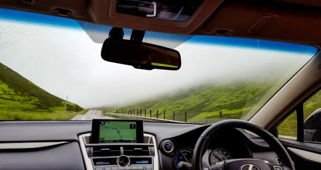 schottland blick auf die strasse mit nebel