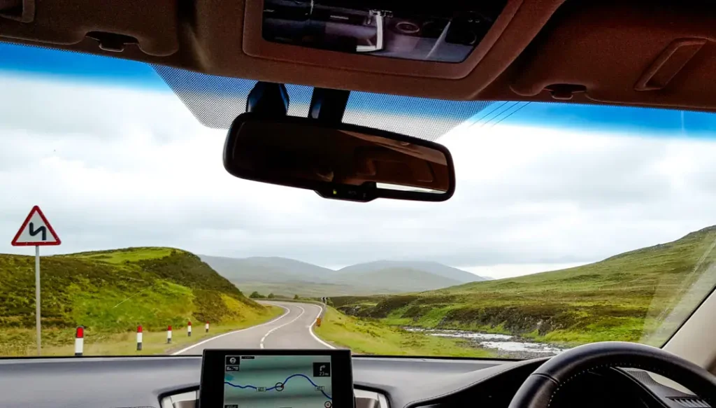 schottland blick auf die strasse und landschaft