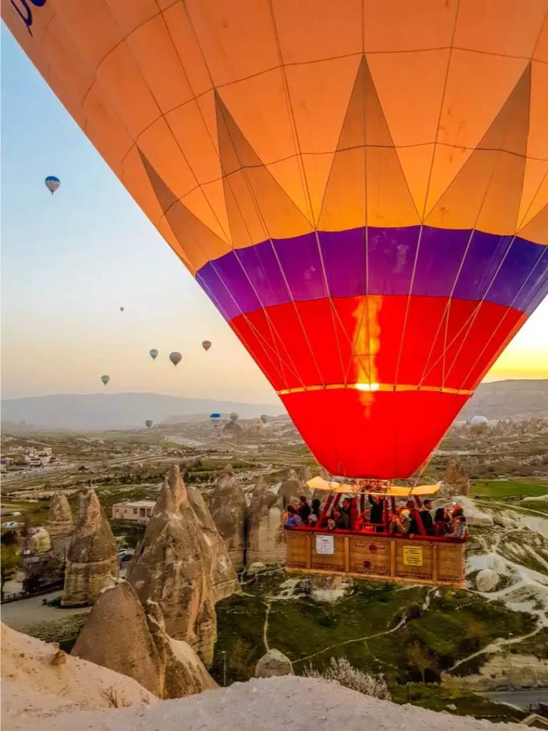 tuerkei kappadokien heissluftballon vor landschaft tuerkei kappadokien heissluftballon vor landschaft