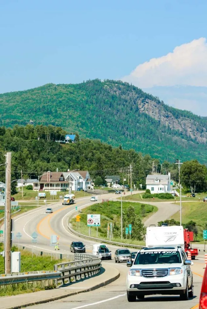 kanada strasse mit huegeln