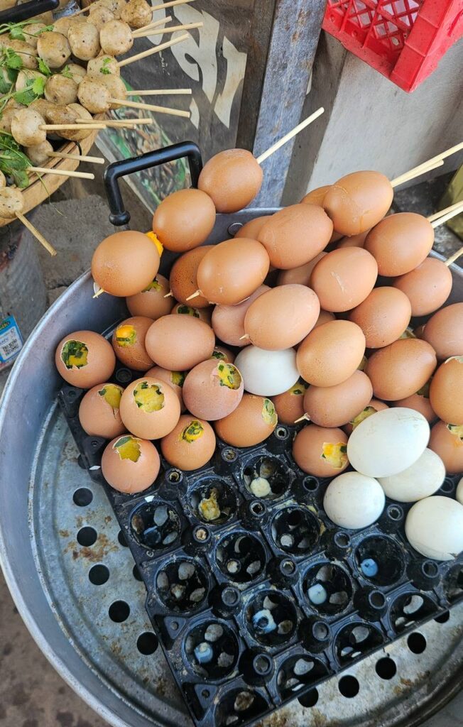 laos gefuellte eier auf dem fahrt nach thakhek
