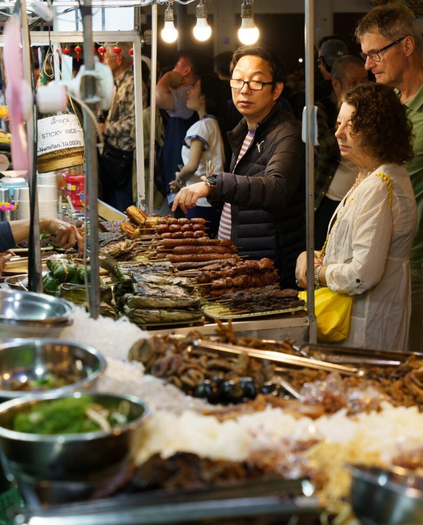 laos luang prabang nachtmarkt essensstand