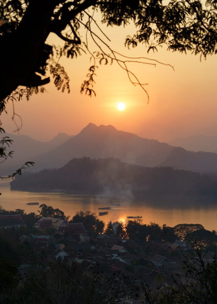 laos luang prabang sonnenuntergang auf dem phousi hill