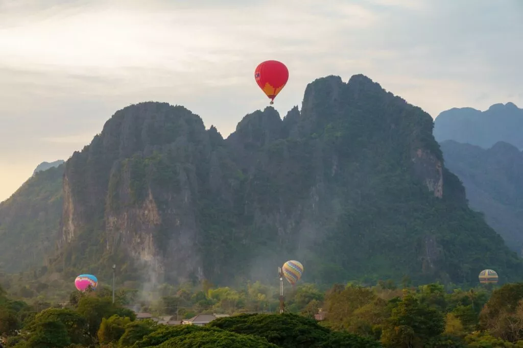 laos vang vieng heissluftballon am abend Laos Vang Vieng Heissluftballon Am Abend