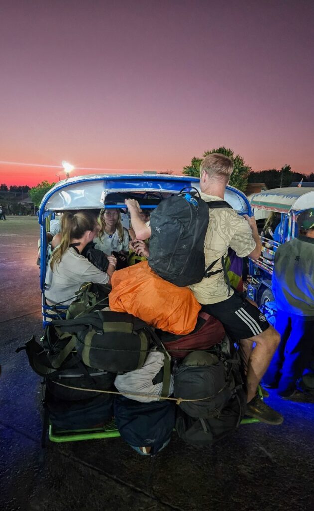 laos vollgepacktes tuktuk am thakhek busbahnhof