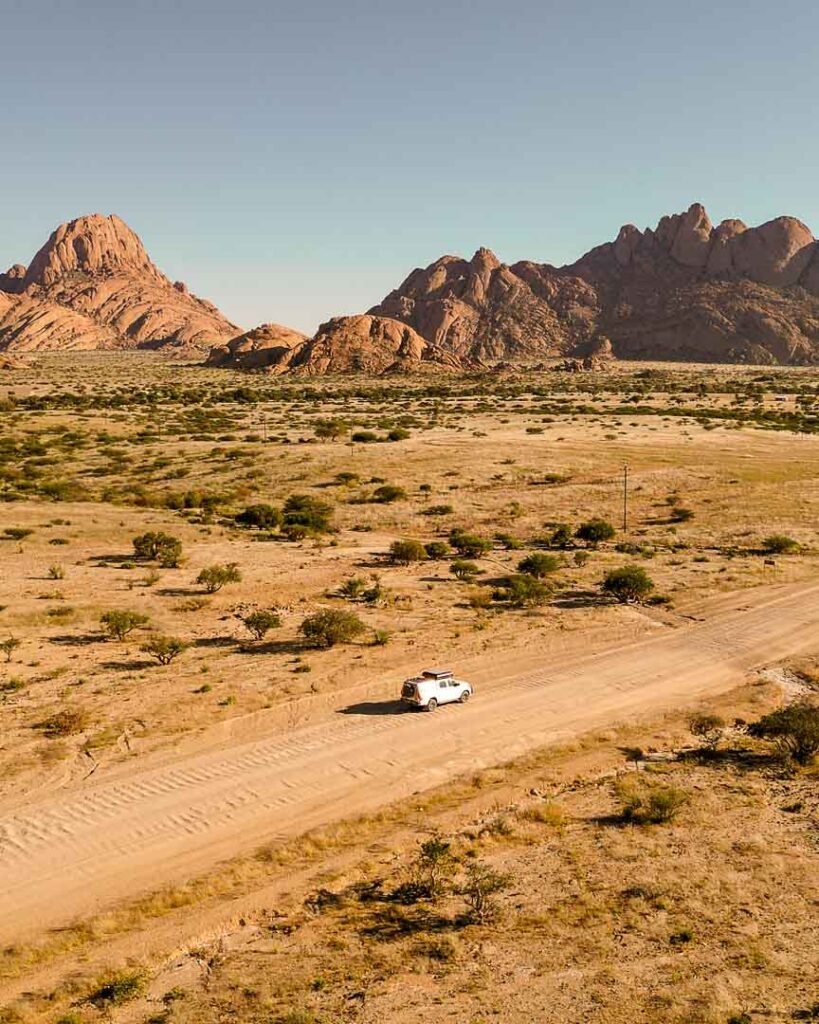 anreise nach spitzkoppe mit grantifelsen im hintergrund