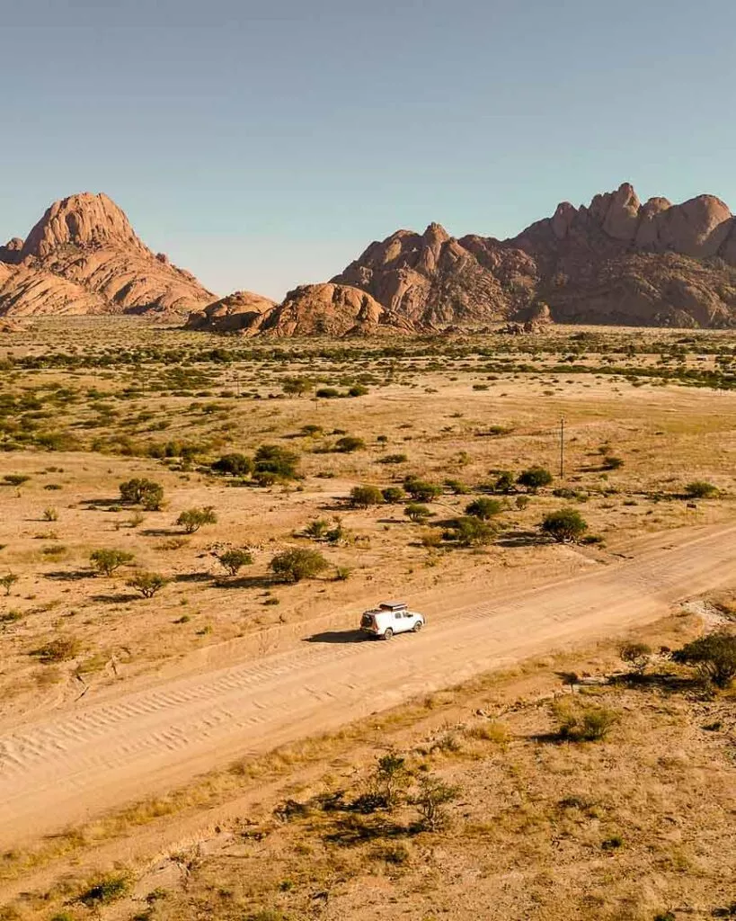 anreise nach spitzkoppe mit grantifelsen im hintergrund