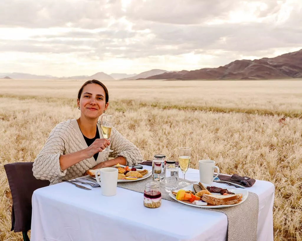 champagner fruehstueck in der wueste namibias
