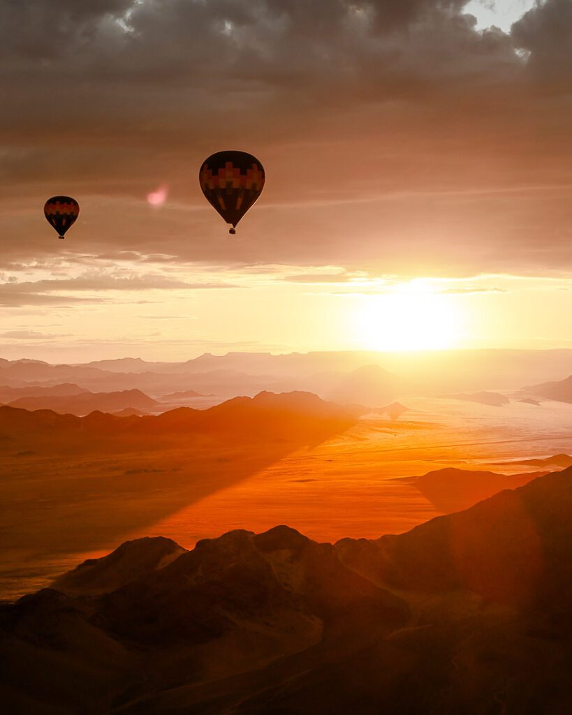 die ersten sonnenstrahlen des tages bei der ballonfahrt